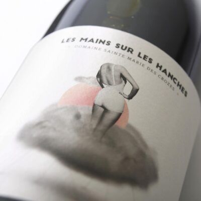 LES MAINS SUR LES HANCHES 3